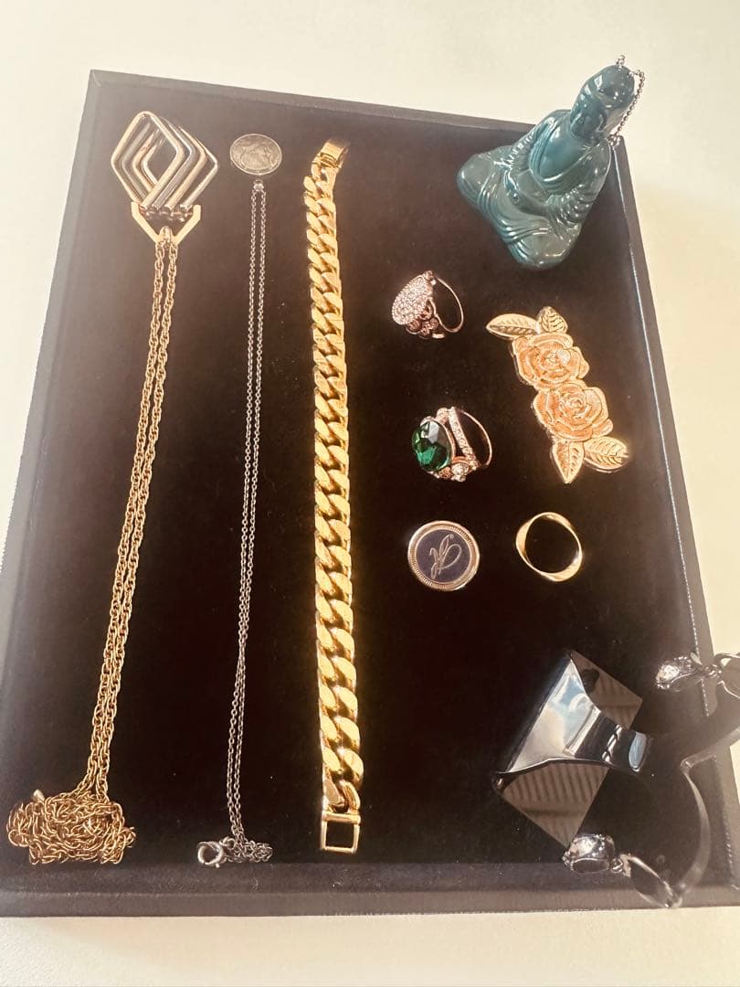 ニ*読様 遺品整理品と自分が頂いた物などになります。