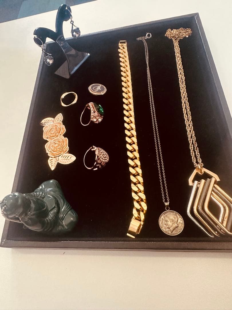 ニ*読様 遺品整理品と自分が頂いた物などになります。