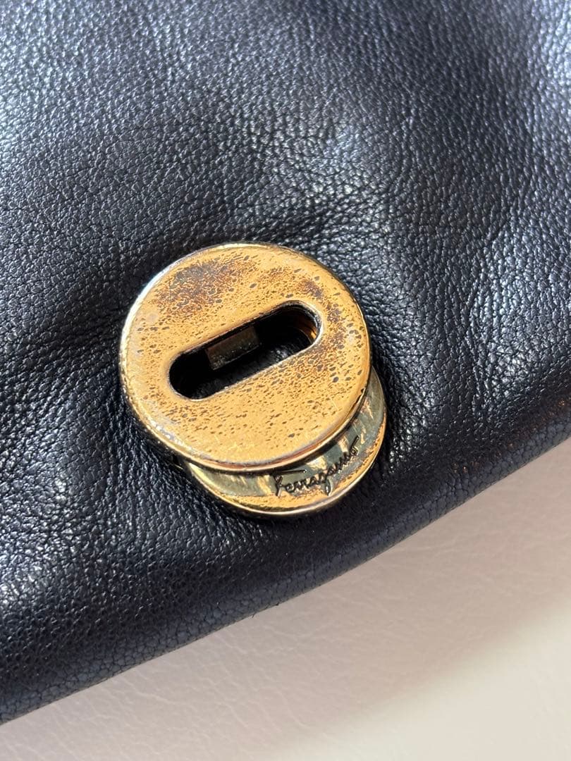 naoさま⭐︎Ferragamo フェラガモ　ヴァラブラックショルダーバッグ