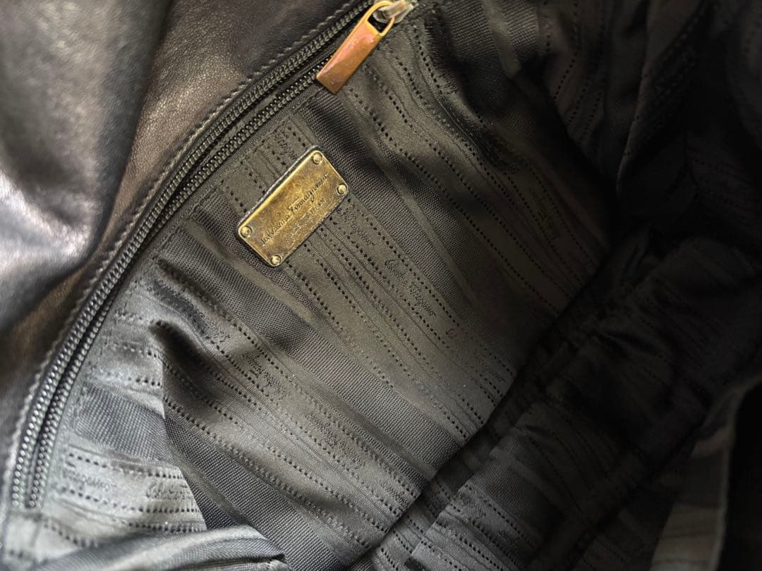 naoさま⭐︎Ferragamo フェラガモ　ヴァラブラックショルダーバッグ