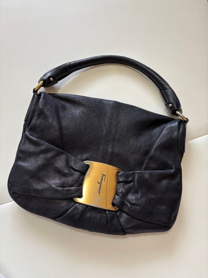 naoさま⭐︎Ferragamo フェラガモ　ヴァラブラックショルダーバッグ