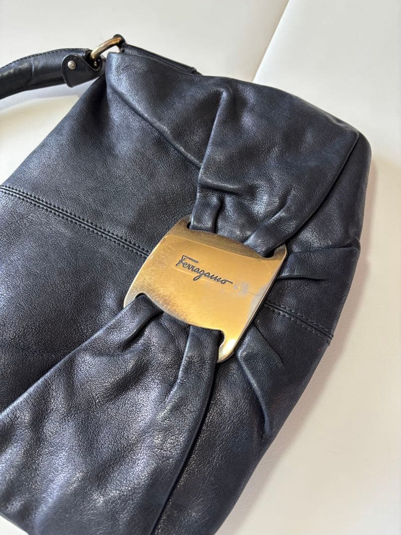naoさま⭐︎Ferragamo フェラガモ　ヴァラブラックショルダーバッグ