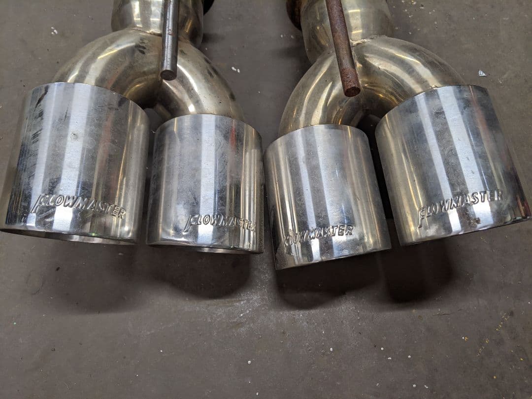 送料込み Flowmaster ダッジ チャレンジャー スキャットパック