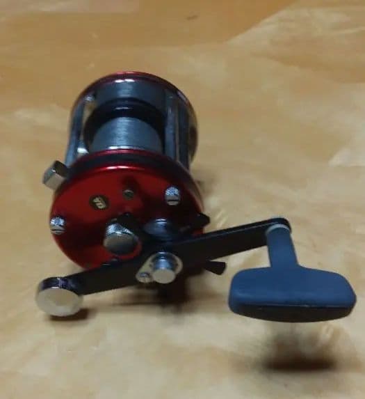 レッド 両軸リール 金属製 右巻き