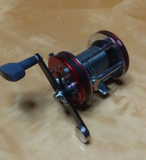 レッド 両軸リール 金属製 右巻き