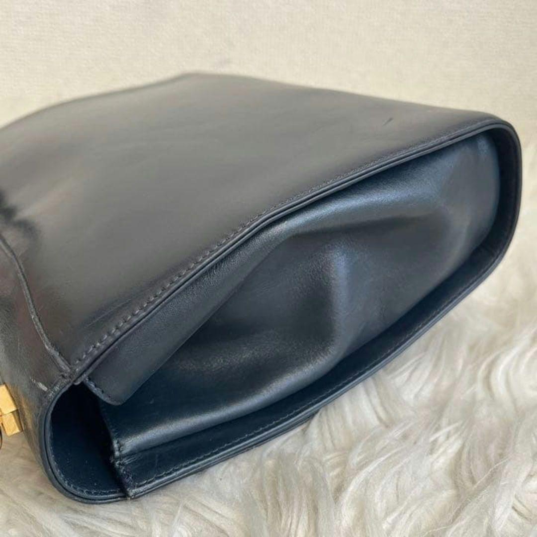 SalvatoreFerragamo ガンチーニ ショルダーバッグ レザー