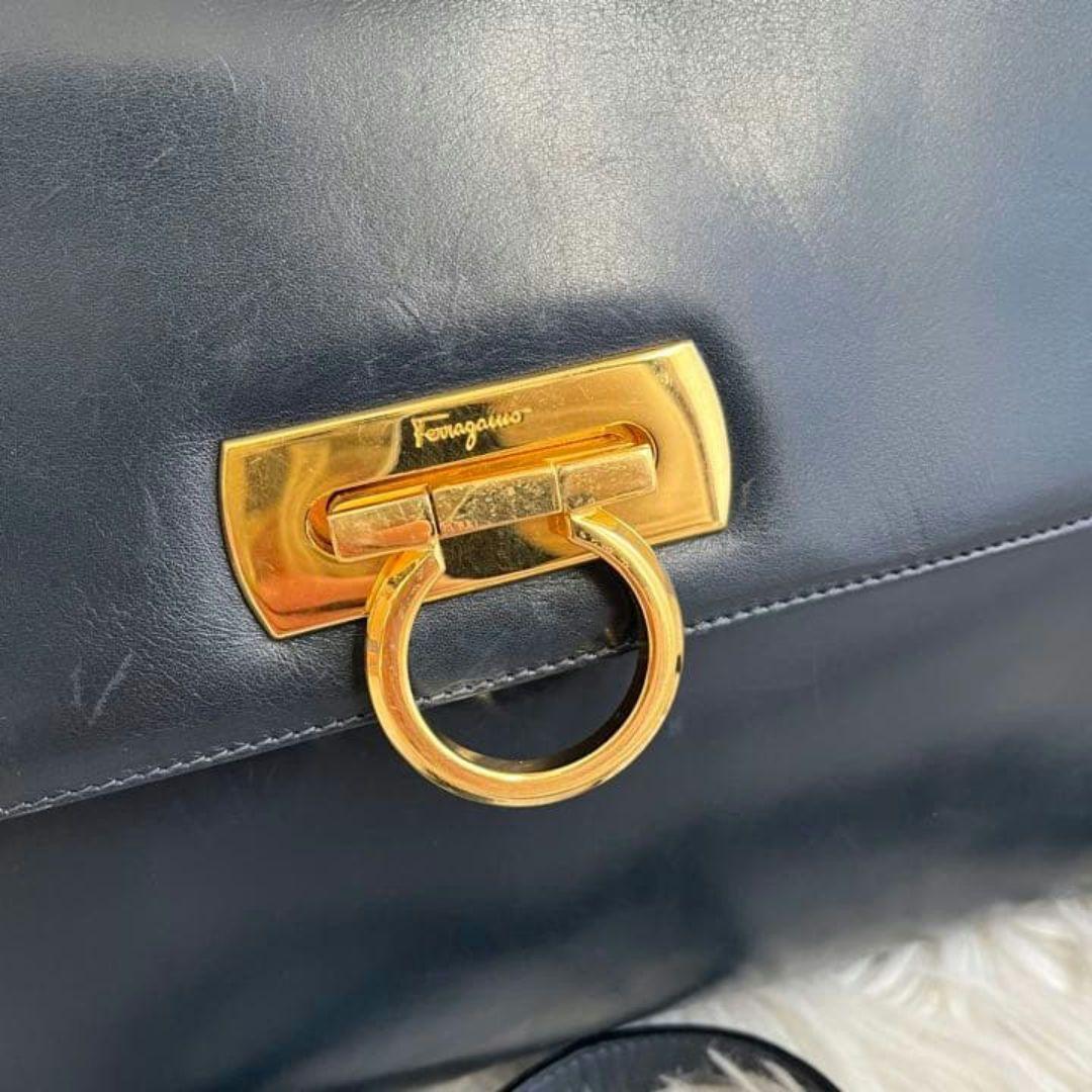 SalvatoreFerragamo ガンチーニ ショルダーバッグ レザー
