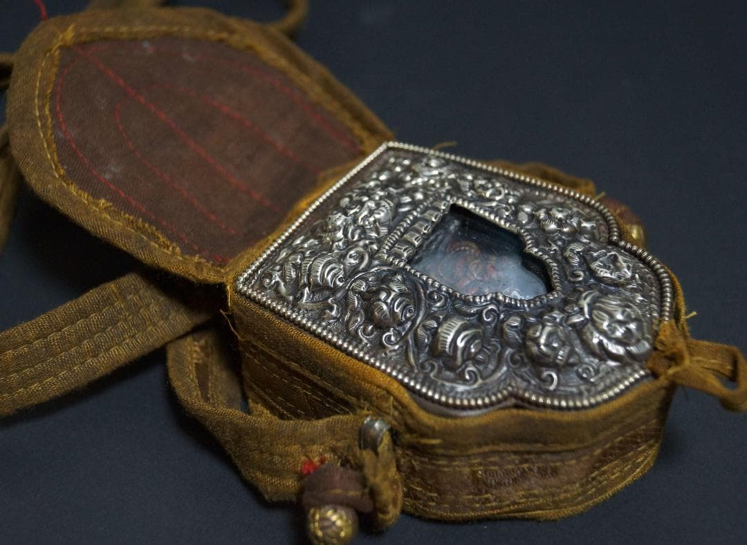 オールドチベット ガウ 携帯祭壇 『財神』仏像 窓銀製装飾手造り打出し装飾