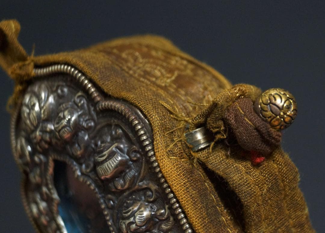 オールドチベット ガウ 携帯祭壇 『財神』仏像 窓銀製装飾手造り打出し装飾