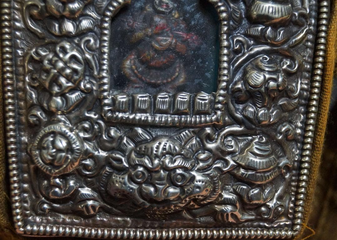オールドチベット ガウ 携帯祭壇 『財神』仏像 窓銀製装飾手造り打出し装飾