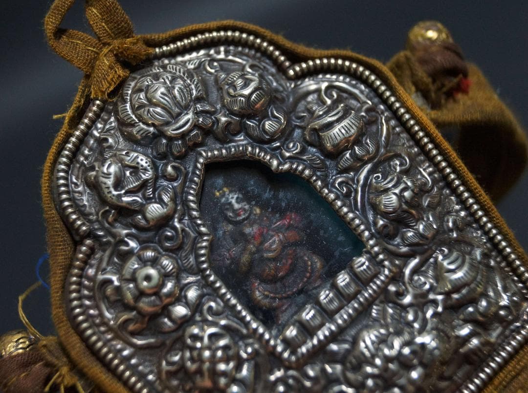 オールドチベット ガウ 携帯祭壇 『財神』仏像 窓銀製装飾手造り打出し装飾