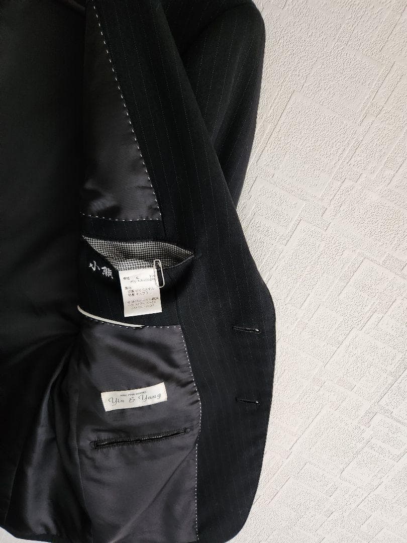 インアンドヤン　メンズ　スーツ　スリーピース　濃紺　ストライプ