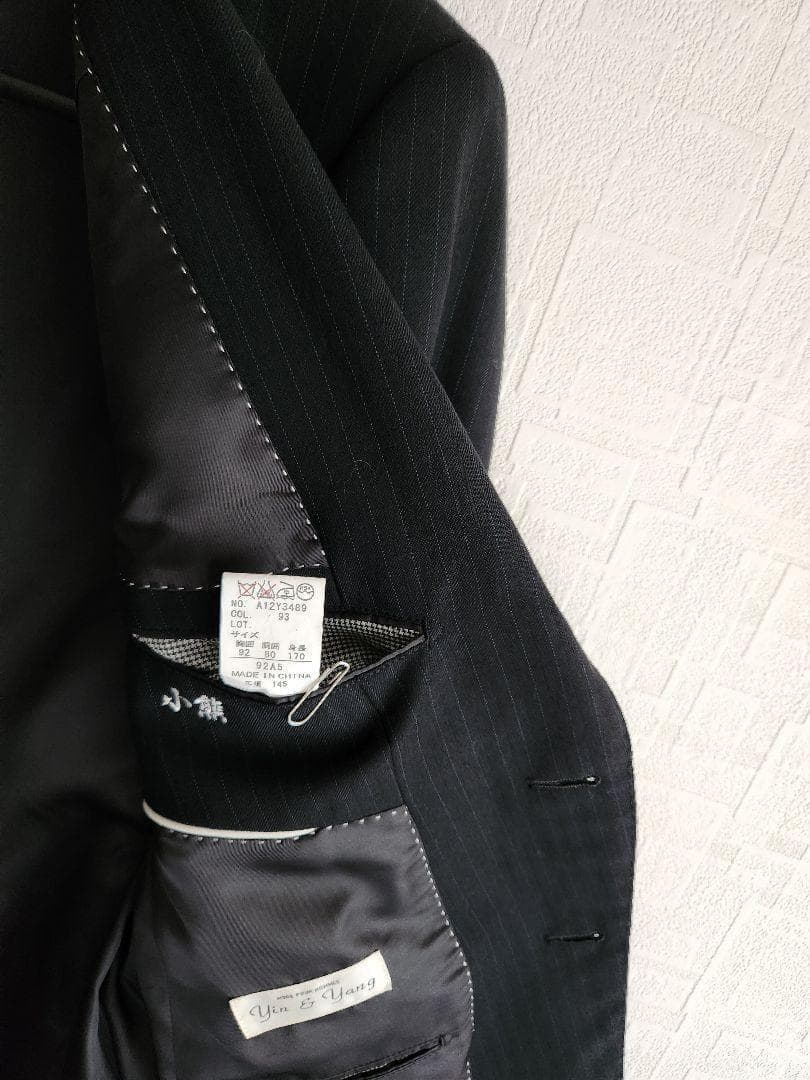 インアンドヤン　メンズ　スーツ　スリーピース　濃紺　ストライプ