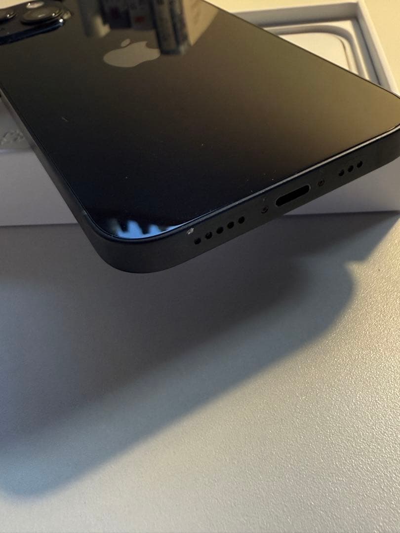 iPhone 13 ブラック　デュアルカメラ搭載、6.1インチディスプレイ