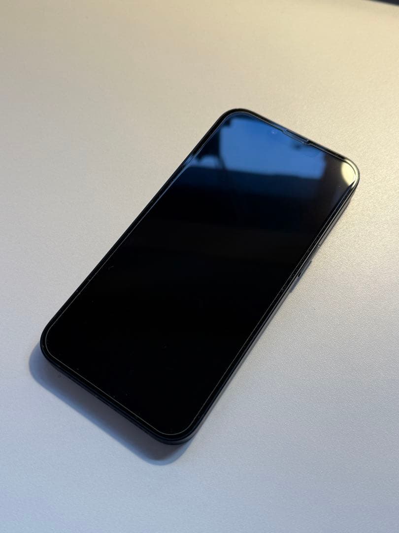 iPhone 13 ブラック　デュアルカメラ搭載、6.1インチディスプレイ