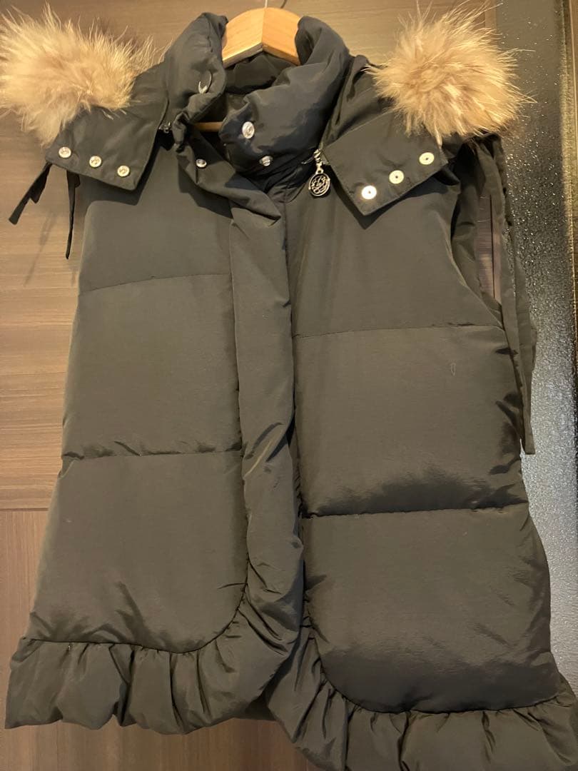 インゲボルグ　ファー付きブラックダウンベスト