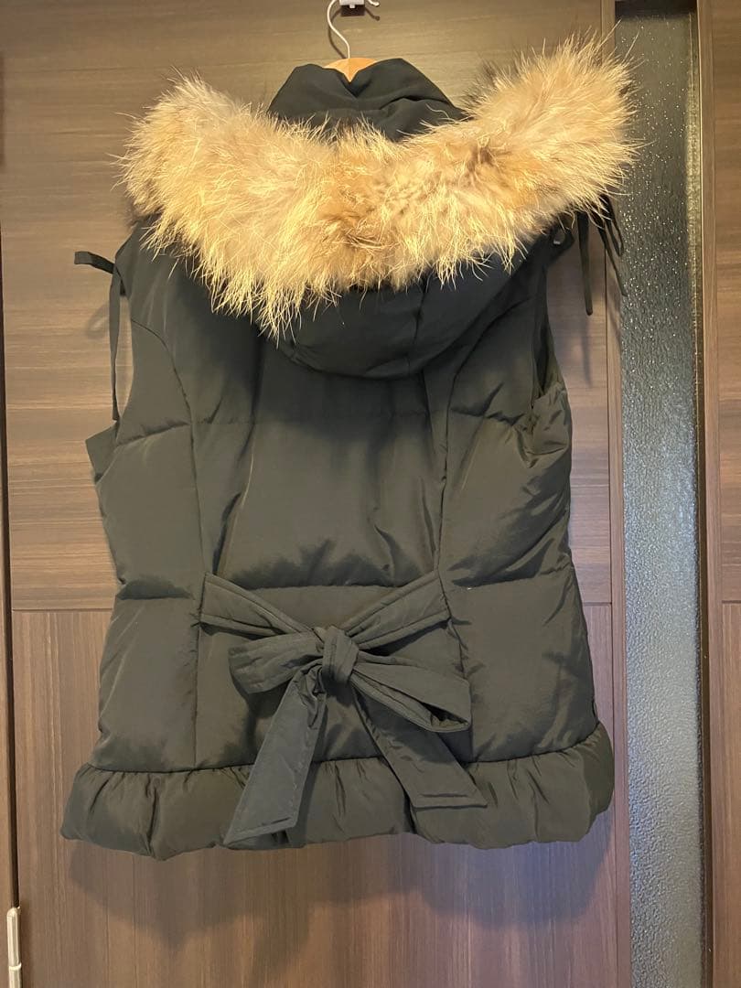 インゲボルグ　ファー付きブラックダウンベスト