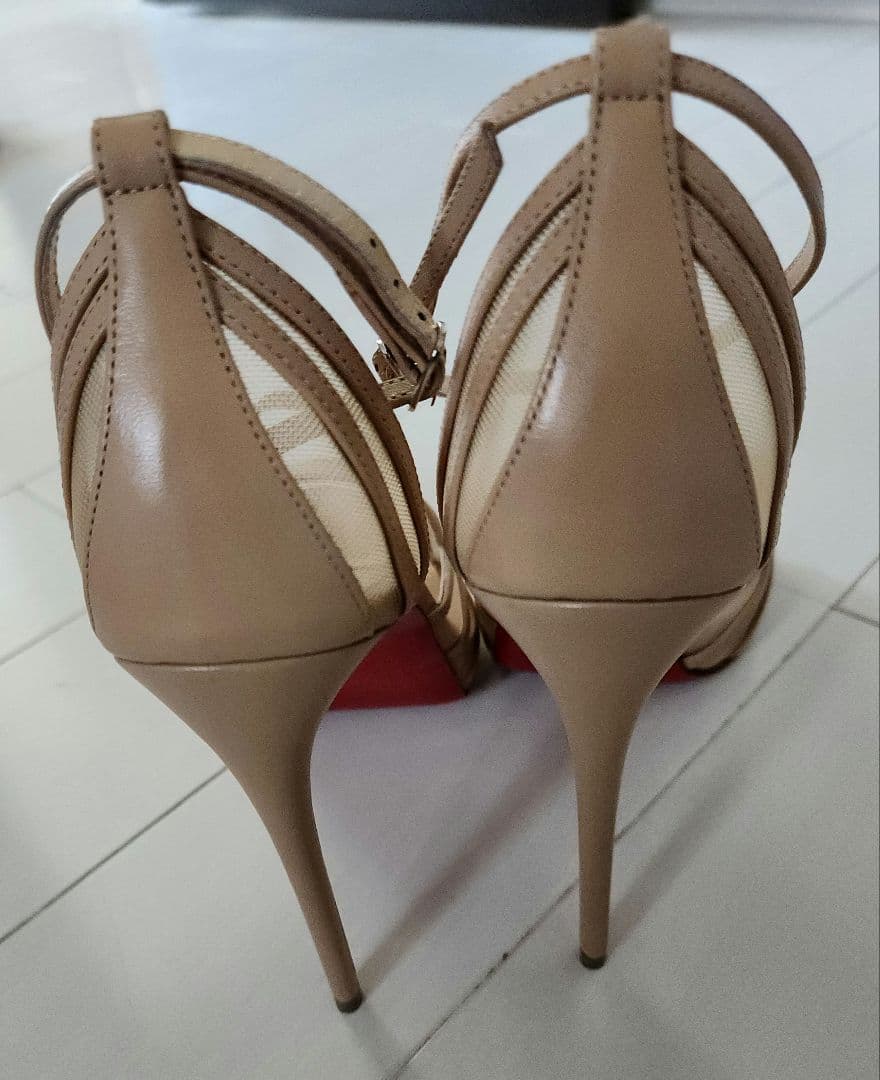 Christian Louboutin ベージュ ストラップヒール