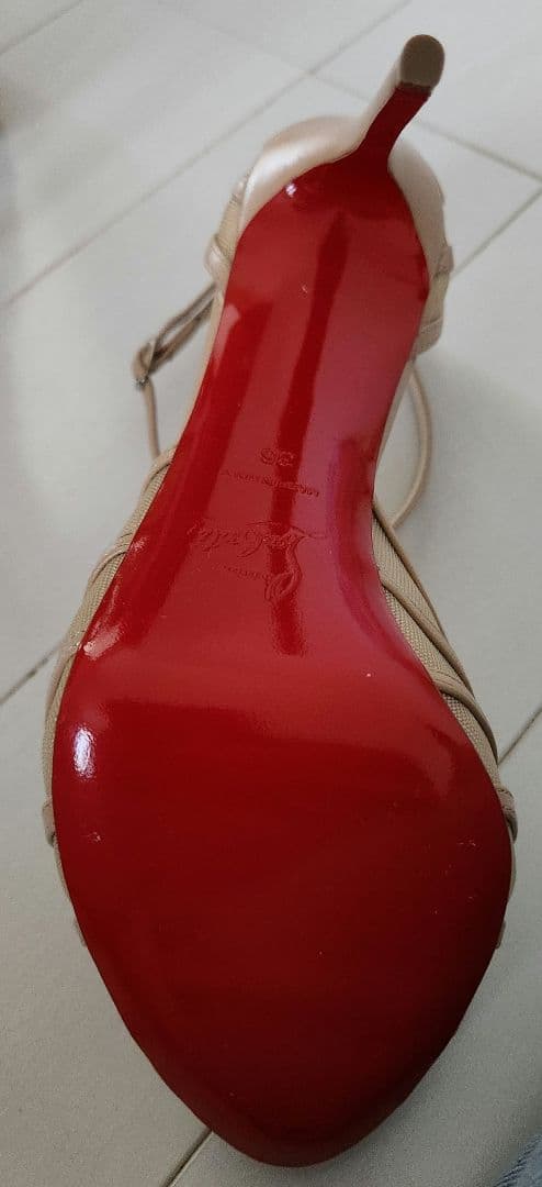 Christian Louboutin ベージュ ストラップヒール