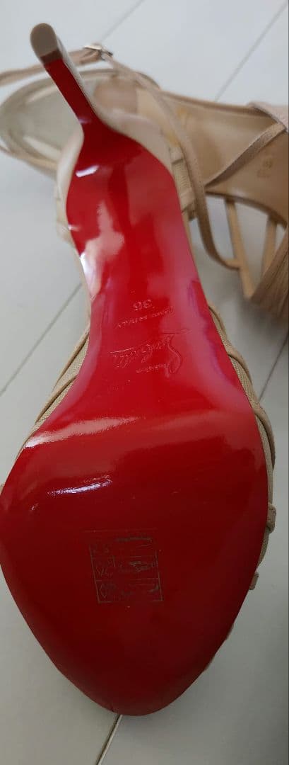 Christian Louboutin ベージュ ストラップヒール