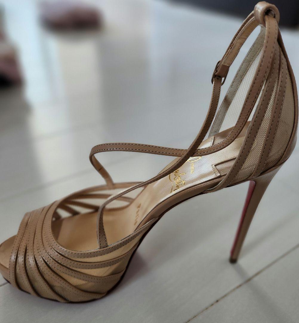 Christian Louboutin ベージュ ストラップヒール