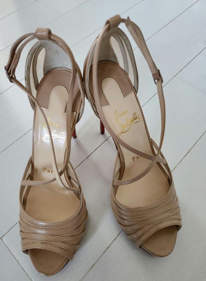 Christian Louboutin ベージュ ストラップヒール
