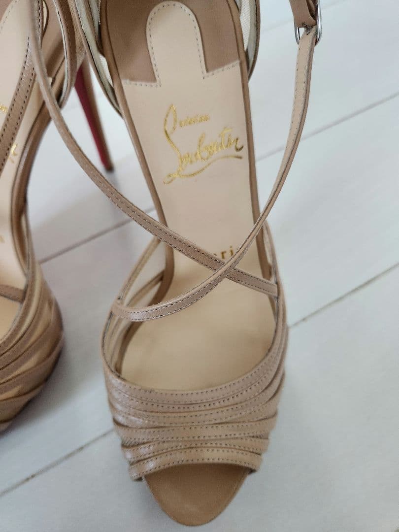 Christian Louboutin ベージュ ストラップヒール