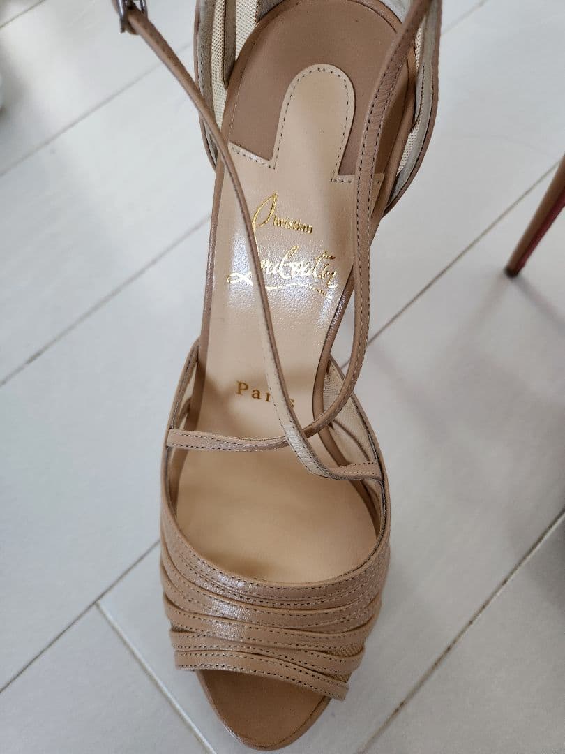 Christian Louboutin ベージュ ストラップヒール