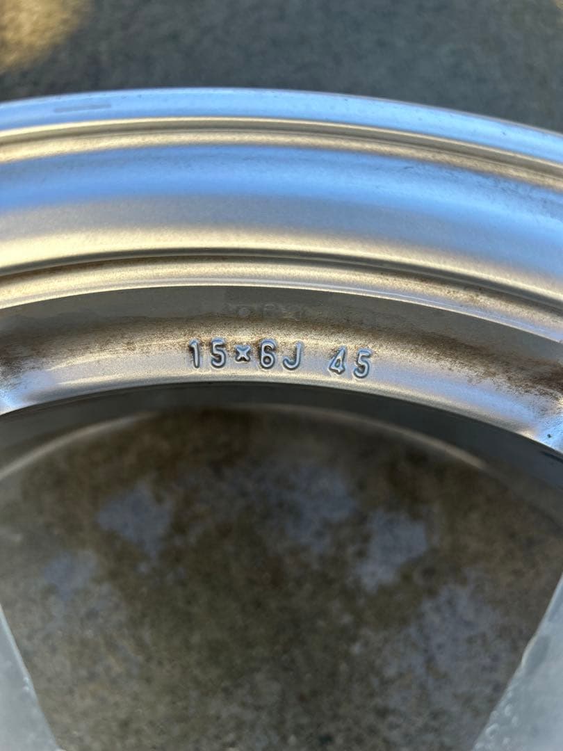 上の2枚。高額送料込み。30プリウス純正中古15インチ。