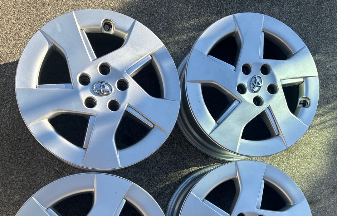 上の2枚。高額送料込み。30プリウス純正中古15インチ。