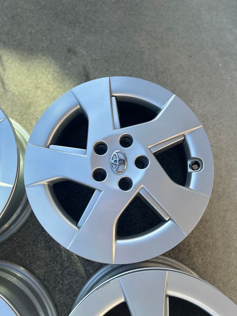 上の2枚。高額送料込み。30プリウス純正中古15インチ。