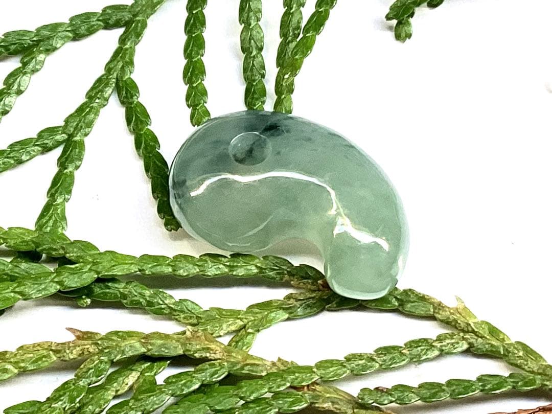 ✳鑑別書を取得するほどの驚きの透明感‼️糸魚川翡翠ジェダイト勾玉　コレクションに‼️