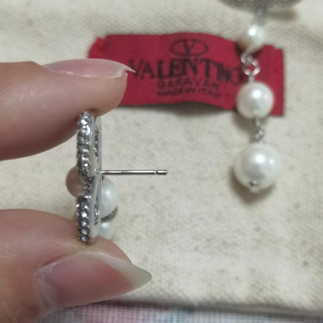 Valentino Vロゴ メタル x パール x クリスタル ピアス