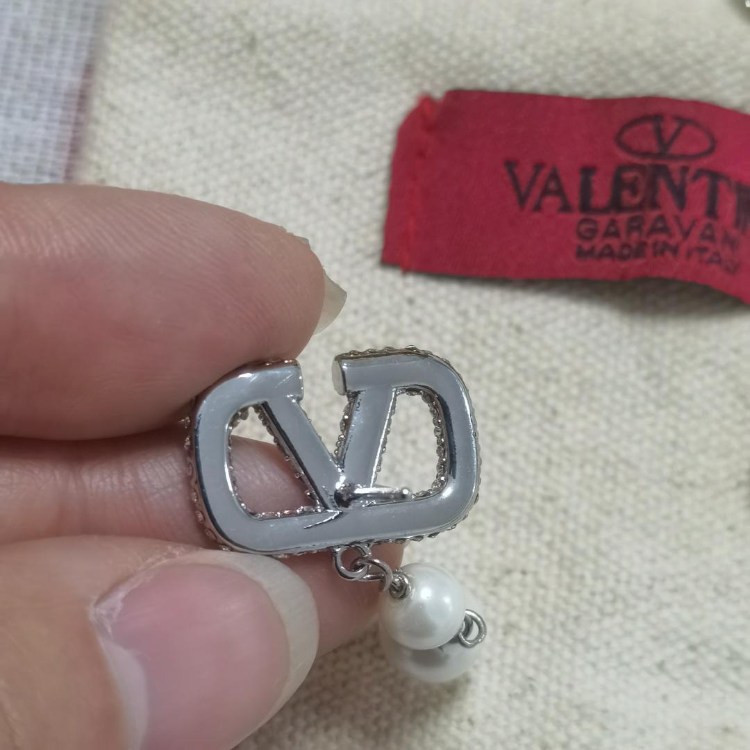 Valentino Vロゴ メタル x パール x クリスタル ピアス