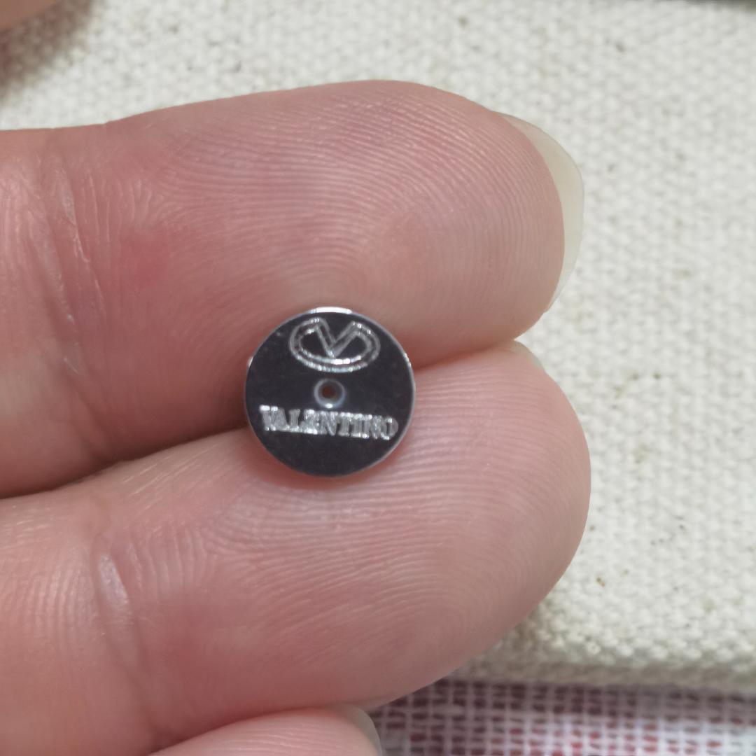 Valentino Vロゴ メタル x パール x クリスタル ピアス