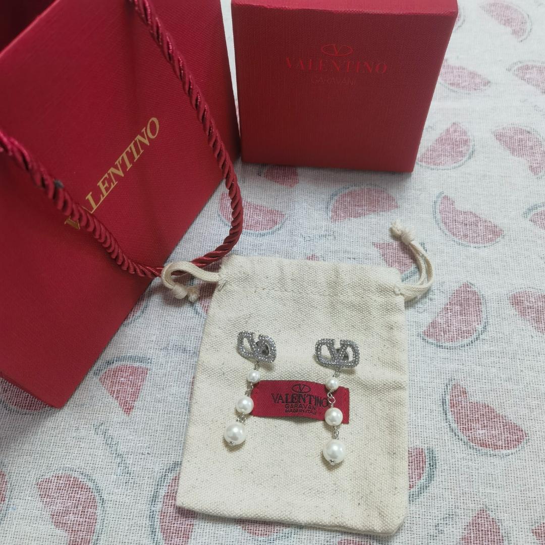 Valentino Vロゴ メタル x パール x クリスタル ピアス