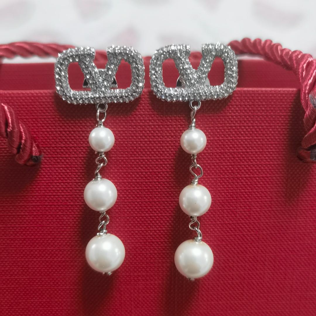 Valentino Vロゴ メタル x パール x クリスタル ピアス