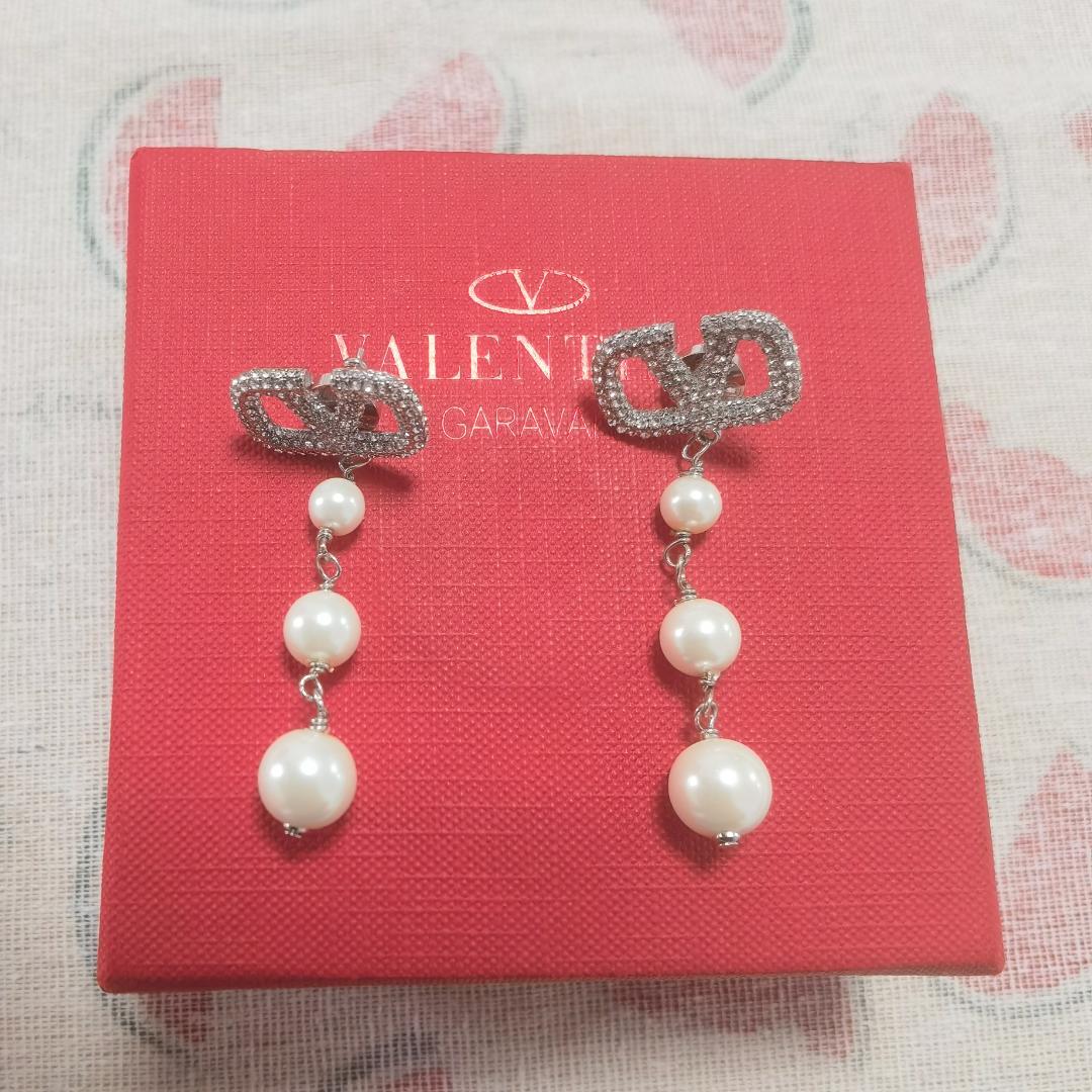Valentino Vロゴ メタル x パール x クリスタル ピアス