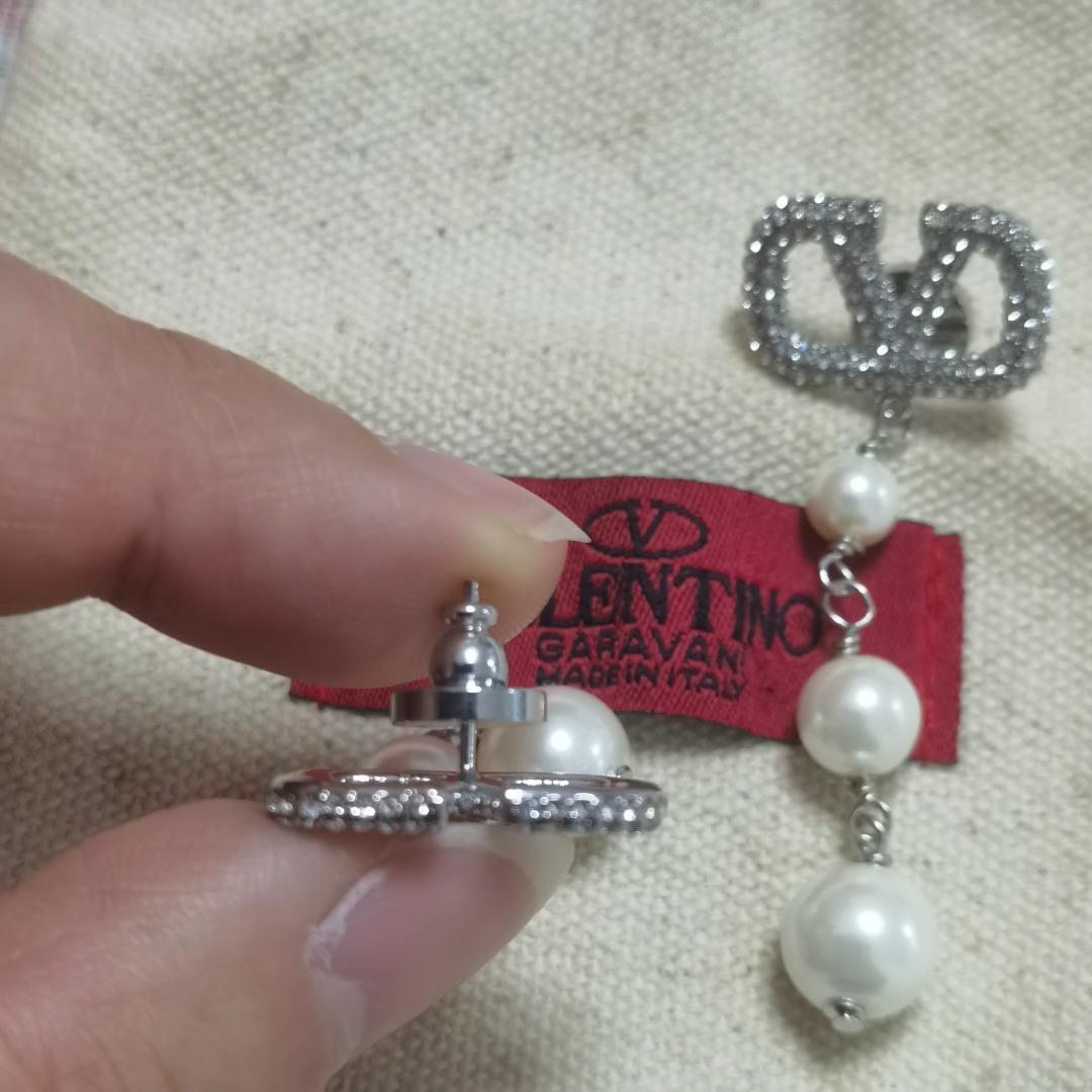 Valentino Vロゴ メタル x パール x クリスタル ピアス