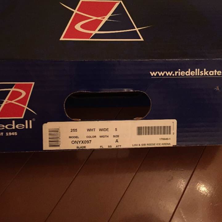 フィギュアスケートシューズ