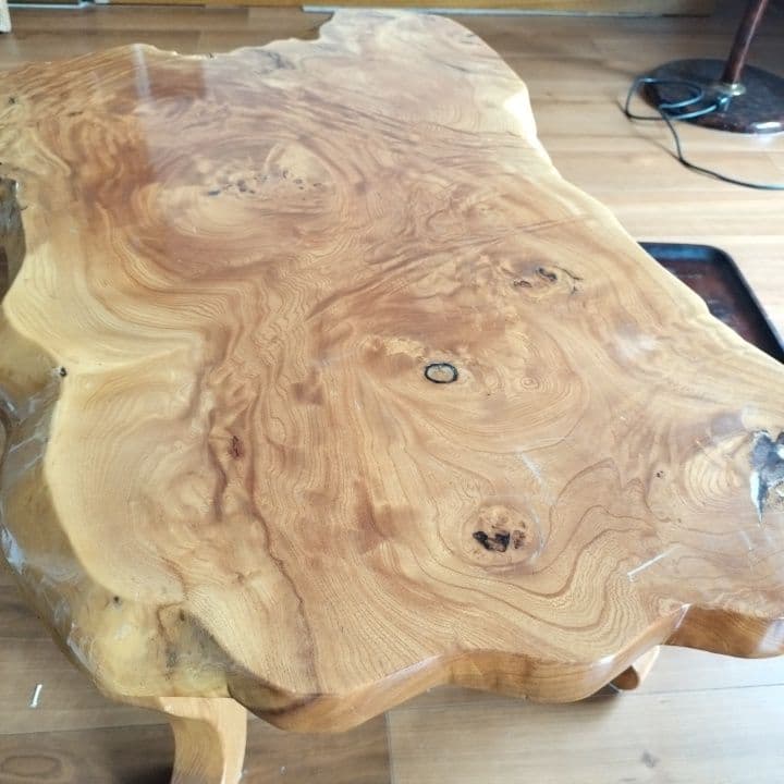 楠木の無垢材の自然形状座卓