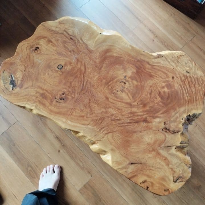 楠木の無垢材の自然形状座卓