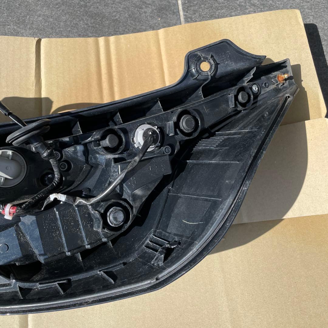 アクア　ライト　NHP10 左テールランプ ユニット　中古品