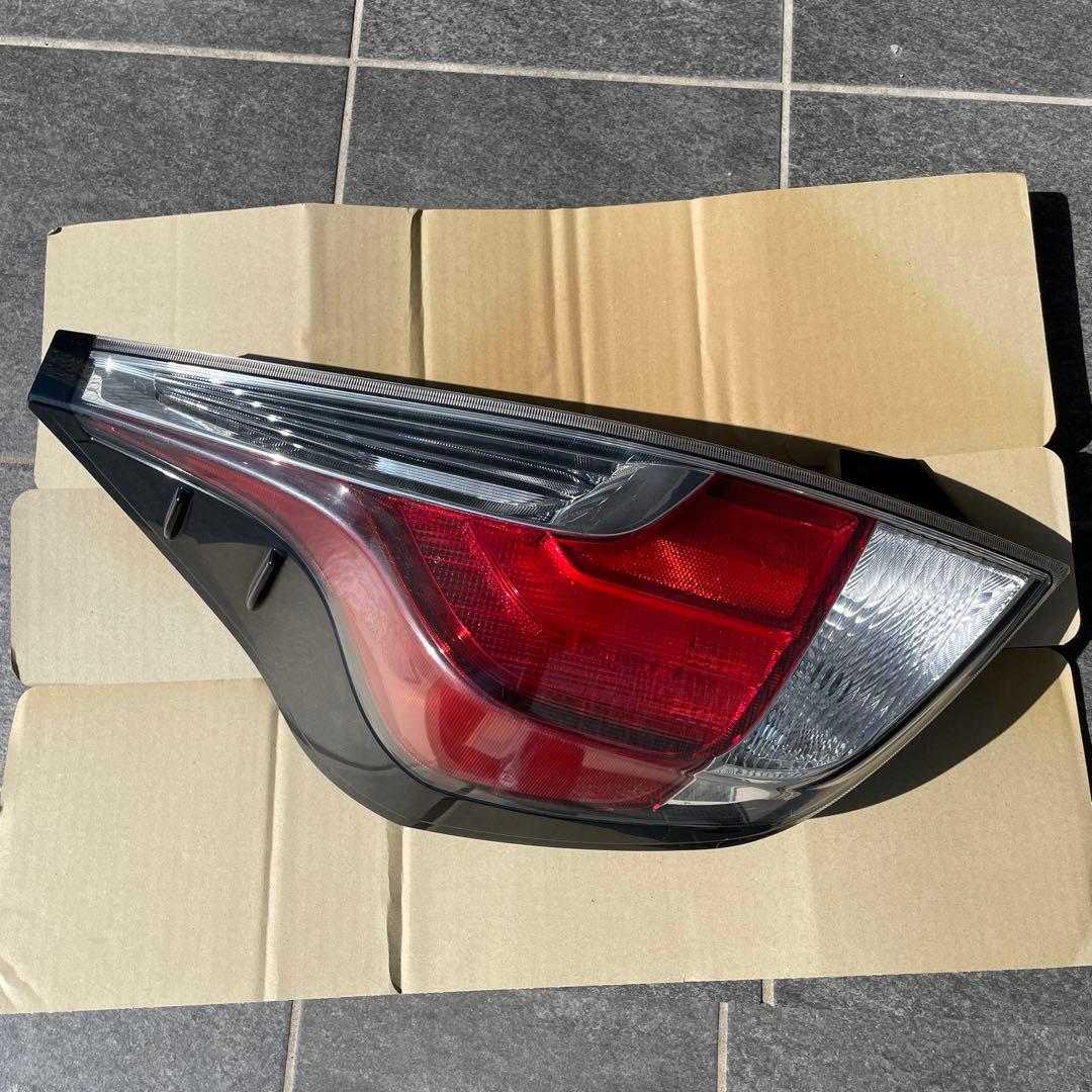 アクア　ライト　NHP10 左テールランプ ユニット　中古品