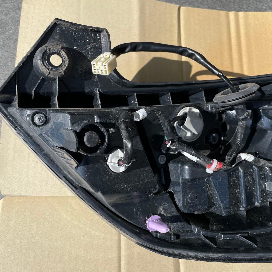 アクア　ライト　NHP10 左テールランプ ユニット　中古品