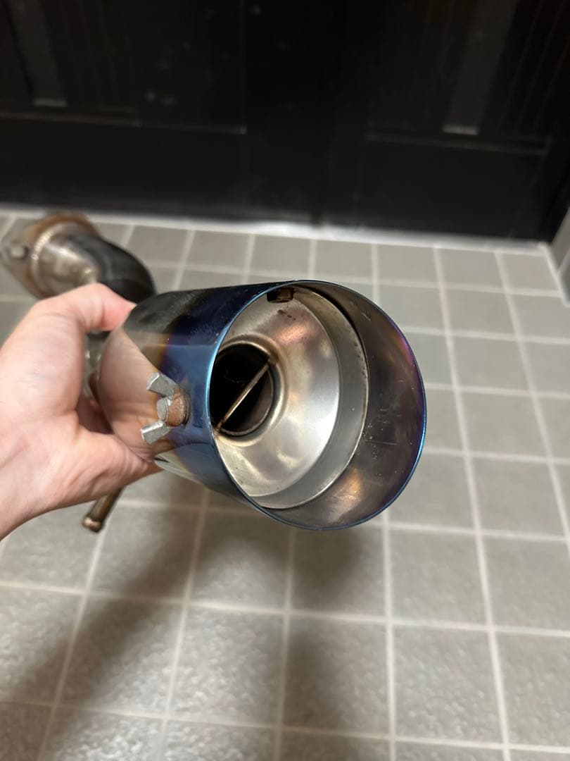 ステンレス製マフラー本体とアクセサリー