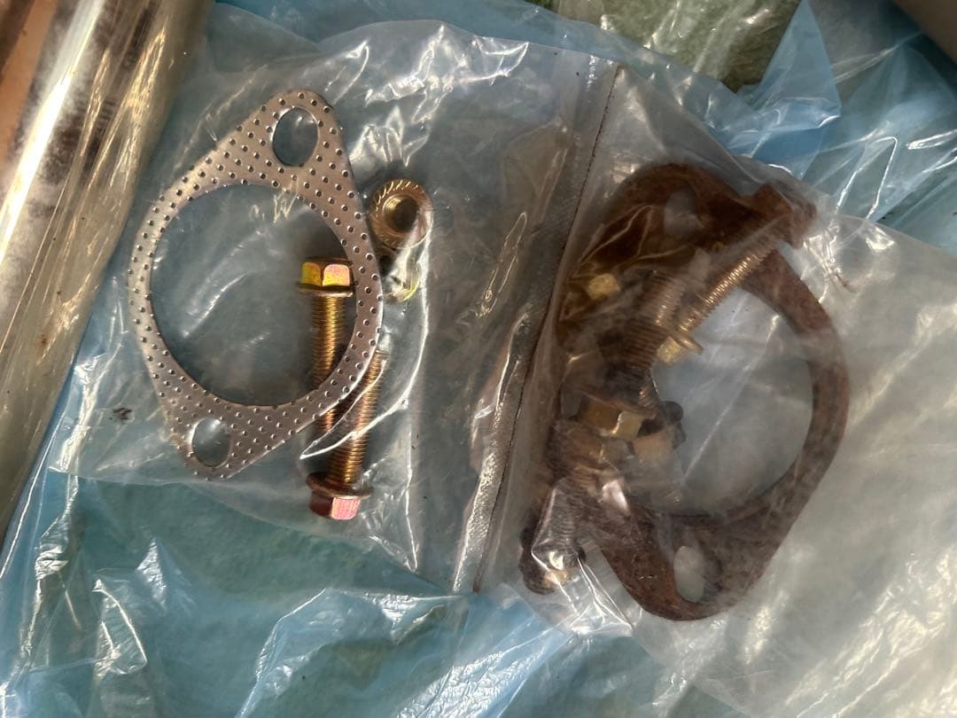 ステンレス製マフラー本体とアクセサリー