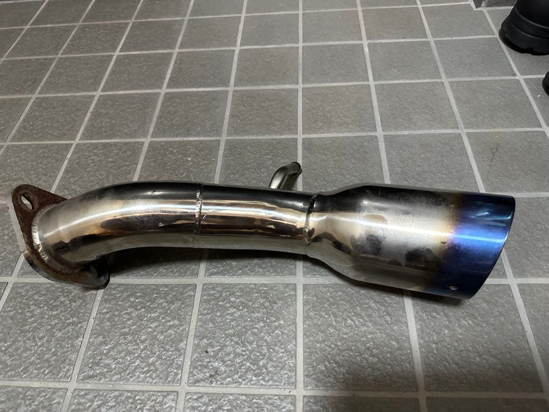ステンレス製マフラー本体とアクセサリー