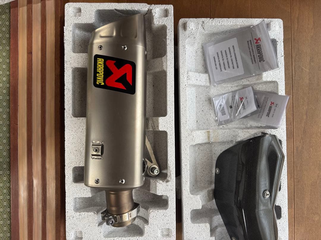 美品　Akrapovic スリップオンマフラー Yamaha YZF-R1