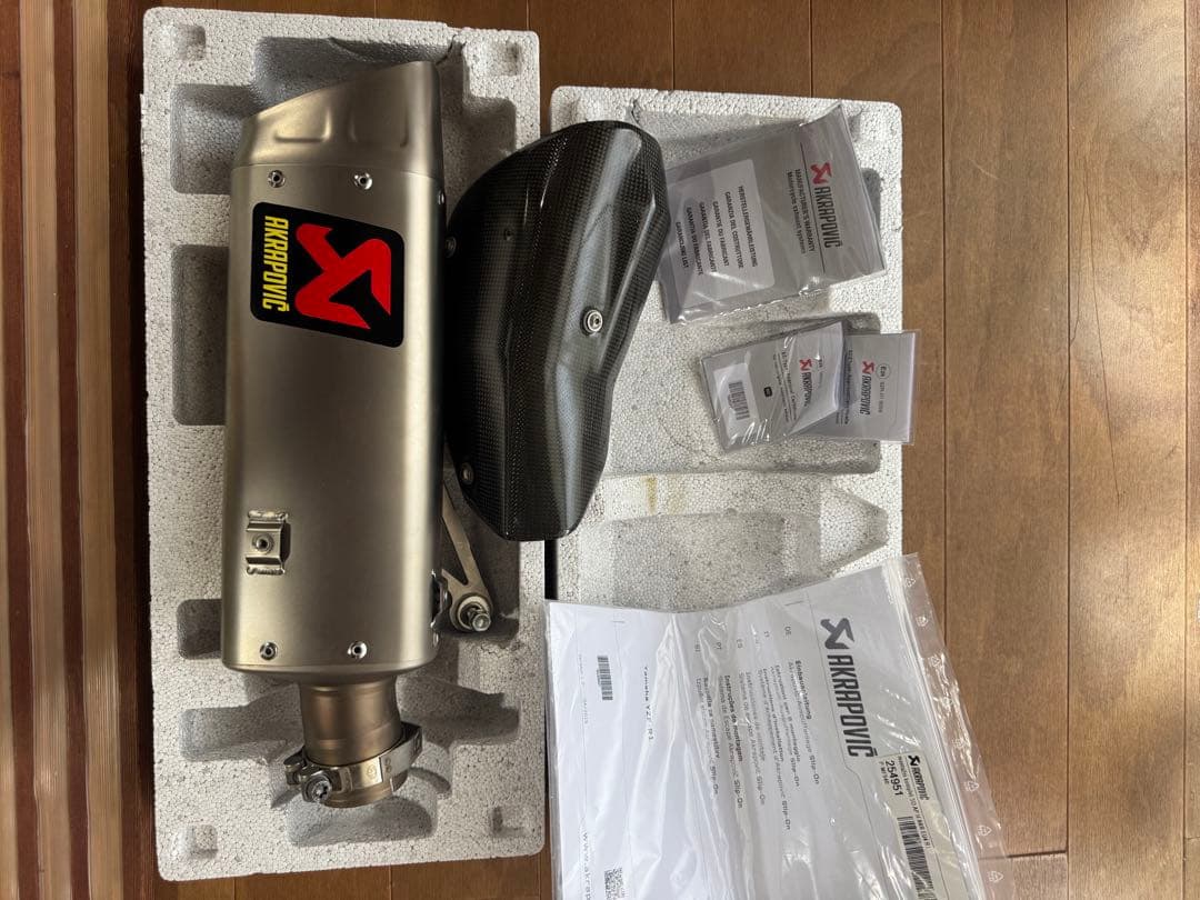 美品　Akrapovic スリップオンマフラー Yamaha YZF-R1
